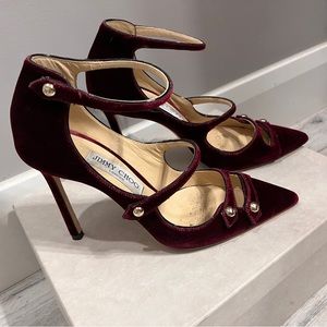 Jimmy choo size 38 shoe, worn once. Beautiful shoe :)